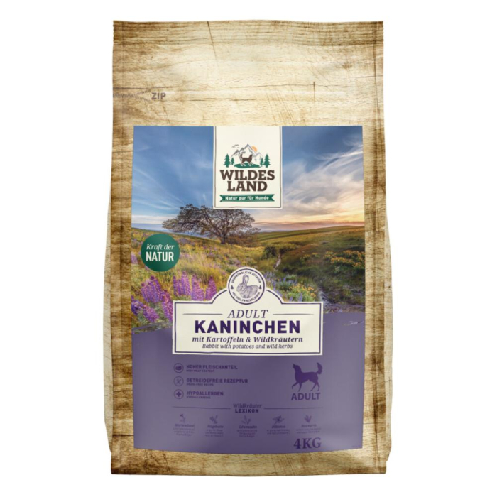 Wildes Land Adult Kaninchen mit Kartoffeln